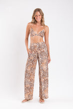 Cargar imagen en el visor de la galería, Model Front: Rio De Sol Pantalones De Playa Leopard Wide Pants