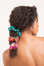 Cargar imagen en el visor de la galería, Image 04: Rio De Sol Accesorios Para El Cabello Love-Trip Scrunchie