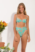 Cargar imagen en el visor de la galería, Model Front: Rio De Sol Conjunto Set Botanic Balconet Hotpant-Cos