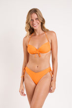 Cargar imagen en el visor de la galería, Model Front: Rio De Sol Sostén Top Bio-Laranjada Corine