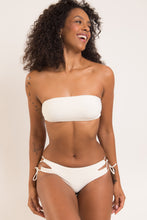 Cargar imagen en el visor de la galería, Model Front: Rio De Sol Sostén Top Off-White Bandeau-Reto