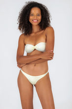 Cargar imagen en el visor de la galería, Model Front: Rio De Sol Sostén Top Off-White Twist