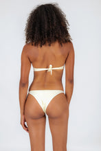 Cargar imagen en el visor de la galería, Model Back: Rio De Sol Sostén Top Off-White Twist