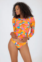 Cargar imagen en el visor de la galería, Model Front: Rio De Sol Sostén Top Orange-Bloom Rash-Guard