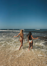 Cargar imagen en el visor de la galería, Image 09: Wednesday In Hawaii By Rio De Sol Bragas Bottom Valley Isla