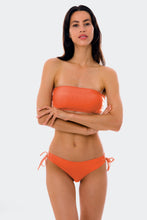 Cargar imagen en el visor de la galería, Model Front: Rio De Sol Bragas Bottom Light-Peach Madrid
