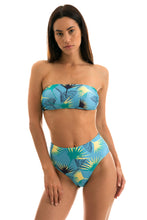 Cargar imagen en el visor de la galería, Model Front: Rio De Sol Sostén Top Flower Geometric Reto
