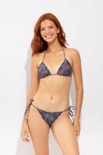 Cargar imagen en el visor de la galería, Model Front: Rio De Sol Sostén Top Coqueiro Frufru
