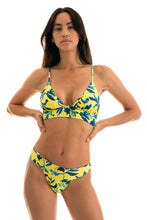 Cargar imagen en el visor de la galería, Model Front: Rio De Sol Sostén Top Lemon Flower Tri Cos
