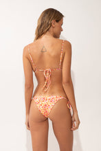 Cargar imagen en el visor de la galería, Model Back: Rio De Sol Sostén Top Ditsy-Butter Lia
