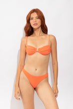 Cargar imagen en el visor de la galería, Model Front: Rio De Sol Sostén Top Tribu-Flow Zaya
