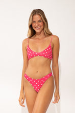 Cargar imagen en el visor de la galería, Model Front: Wednesday In Hawaii By Rio De Sol Conjunto Set Kiko-Guava Hana Sunset
