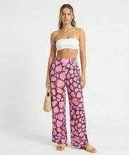 Cargar imagen en el visor de la galería, Model Front: Rio De Sol Pantalones De Playa Amore-Pink Wide Pants
