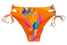Cargar imagen en el visor de la galería, Model Front: Rio De Sol Bragas Bottom Orange-Bloom Madrid
