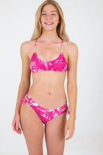 Cargar imagen en el visor de la galería, Model Front: Rio De Sol Conjunto Set Pink-Palms Bralette Madrid
