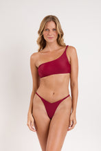 Cargar imagen en el visor de la galería, Model Front: Rio De Sol Sostén Top Touch-Carmim Isadora
