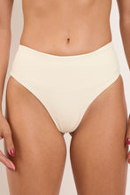 Cargar imagen en el visor de la galería, Gallery: Rio De Sol Bragas Bottom Off-White Hotpants
