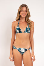 Cargar imagen en el visor de la galería, Model Front: Rio De Sol Sostén Top Azule Mel
