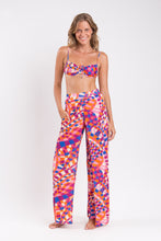 Cargar imagen en el visor de la galería, Model Front: Rio De Sol Pantalones De Playa Funny Wide Pants
