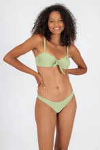 Cargar imagen en el visor de la galería, Model Front: Rio De Sol Sostén Top Oliva Bandeau-No
