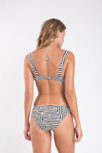 Cargar imagen en el visor de la galería, Model Back: Rio De Sol Conjunto Set Collage Amelia Essential-Comfy
