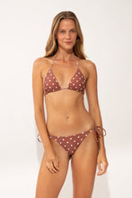 Cargar imagen en el visor de la galería, Model Front: Wednesday In Hawaii By Rio De Sol Sostén Top Kiko-Coco Kauai
