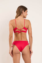 Cargar imagen en el visor de la galería, Model Back: Rio De Sol Sostén Top Matte-Red Camille
