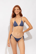 Cargar imagen en el visor de la galería, Model Front: Rio De Sol Bragas Bottom Carmel-Blue Lacinho
