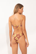 Cargar imagen en el visor de la galería, Model Back: Wednesday In Hawaii By Rio De Sol Sostén Top Pua-Coco-Lilikoi Shell
