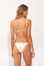Cargar imagen en el visor de la galería, Model Back: Rio De Sol Sostén Top Malibu-Natural Lia-Noa
