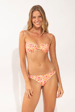 Cargar imagen en el visor de la galería, Model Front: Rio De Sol Sostén Top Ditsy-Butter Juliette
