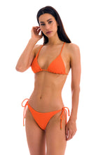 Cargar imagen en el visor de la galería, Model Front: Rio De Sol Sostén Top St-Tpz-Tangerina Tri-Inv
