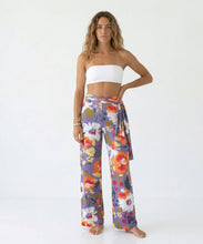Cargar imagen en el visor de la galería, Model Front: Rio De Sol Pantalones De Playa Garden-Flower Pants Knot
