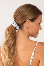 Cargar imagen en el visor de la galería, Model Front: Rio De Sol Accesorios Para El Cabello Linea-White Scrunchie

