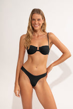 Cargar imagen en el visor de la galería, Model Front: Rio De Sol Bragas Bottom Malibu-Black Nara
