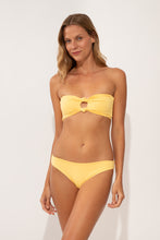Cargar imagen en el visor de la galería, Model Front: Wednesday In Hawaii By Rio De Sol Sostén Top Lilikoi Lani
