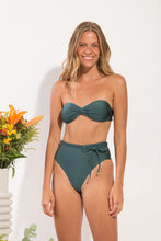Cargar imagen en el visor de la galería, Model Front: Rio De Sol Conjunto Set Palace Twist Belted-High-Waist
