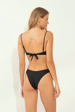 Cargar imagen en el visor de la galería, Model Back: Wednesday In Hawaii By Rio De Sol Sostén Top Lava Shell
