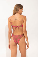 Cargar imagen en el visor de la galería, Model Back: Wednesday In Hawaii By Rio De Sol Sostén Top Pua-Coco-Guava Shell
