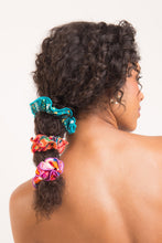 Cargar imagen en el visor de la galería, Image 03: Rio De Sol Accesorios Para El Cabello Rain Scrunchie

