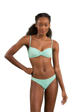 Cargar imagen en el visor de la galería, Model Front: Rio De Sol Sostén Top Malibu-Menta Bandeau-Duo
