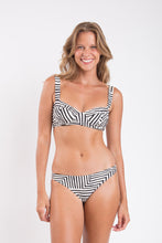 Cargar imagen en el visor de la galería, Model Front: Rio De Sol Conjunto Set Collage Amelia Essential-Comfy
