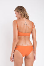 Cargar imagen en el visor de la galería, Model Back: Rio De Sol Sostén Top Ocre Bandeau-Reto
