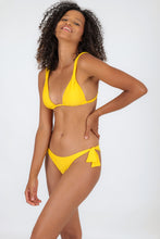 Cargar imagen en el visor de la galería, Model Front: Rio De Sol Sostén Top Sunflower Mel
