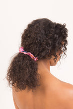 Cargar imagen en el visor de la galería, Model Front: Rio De Sol Accesorios Para El Cabello Amore-Pink Scrunchie
