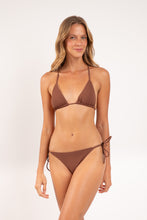 Cargar imagen en el visor de la galería, Model Front: Rio De Sol Bragas Bottom Sand-Cappuccino Cheeky-Micro
