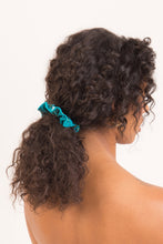 Cargar imagen en el visor de la galería, Model Front: Rio De Sol Accesorios Para El Cabello Rain Scrunchie
