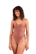 Cargar imagen en el visor de la galería, Model Front: Rio De Sol Una Pieza Shimmer-Copper Zoe
