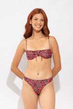 Cargar imagen en el visor de la galería, Model Front: Rio De Sol Sostén Top Coral-Feline Balconet-Tie

