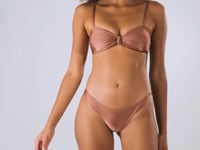 Cargar y reproducir el video en el visor de la galería, Video: Rio De Sol Conjunto Set Shimmer-Copper Bandeau-Joy Essential
